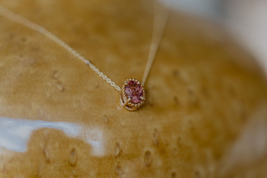 18 karaat gemstone pendant