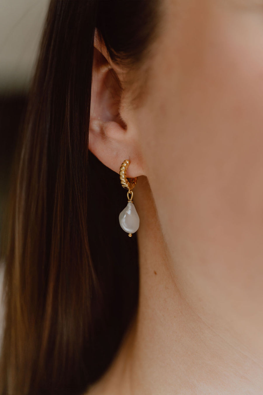 18K white pearl hoop earring